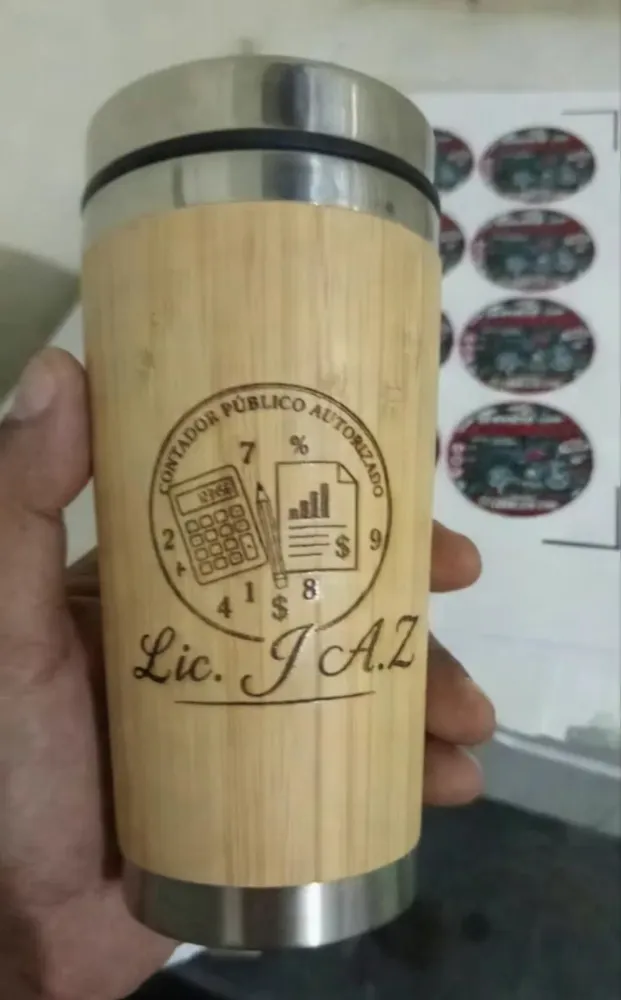 Vasos grabados a láser de bambu